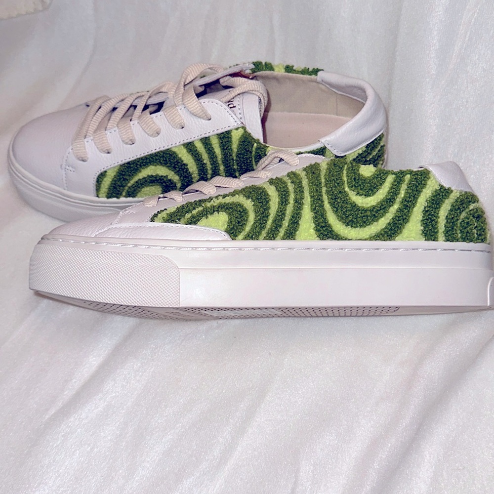 Soludos leather and punch embroidered sneaker. Size 8. Green and white